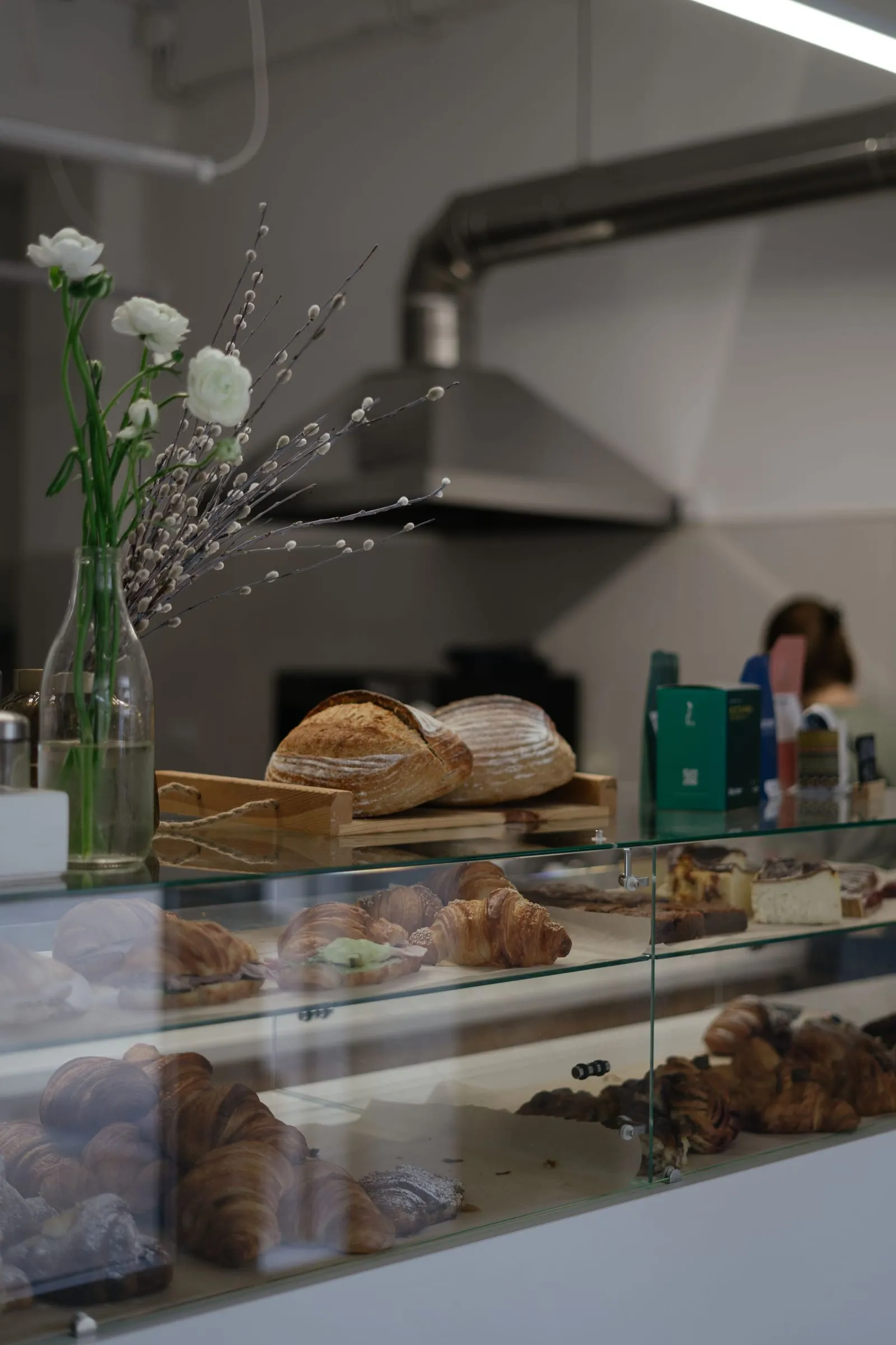 Croissant e pane nella vetrina di una panetteria