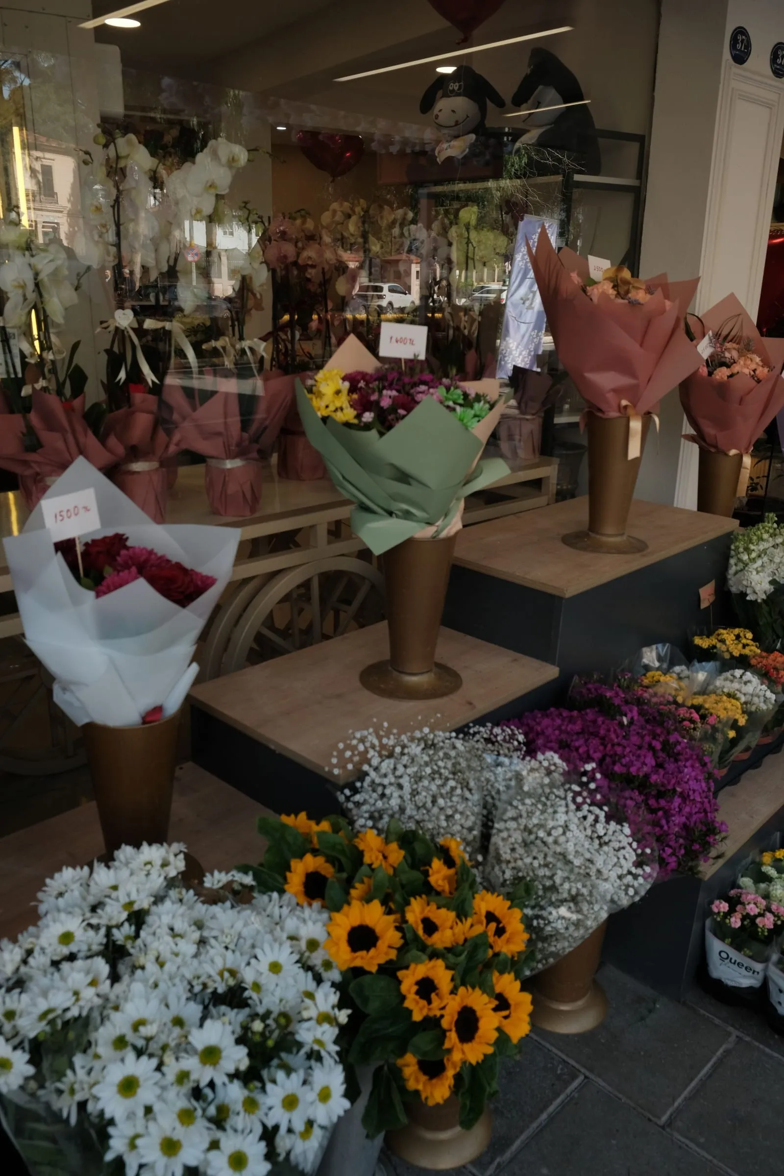 Mazzi di fiori colorati davanti a un negozio di fiori